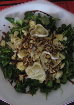 Una foto de Ensalada de canónigos con queso de cabra
