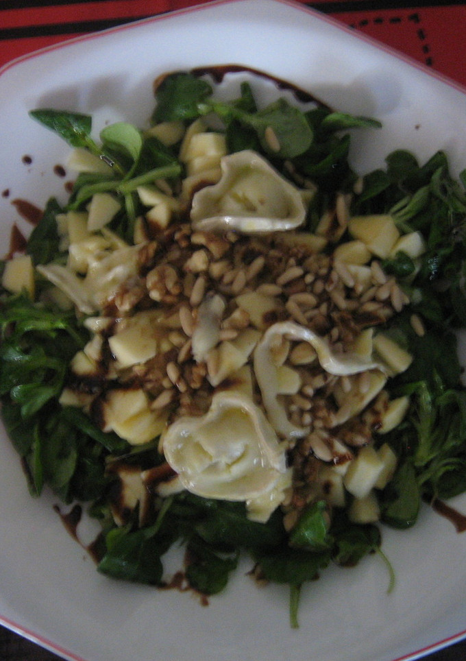 Una foto de Ensalada de canónigos con queso de cabra