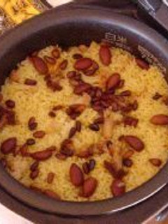 Una foto de Maqluba o "paella árabe" de arroz y berenjena