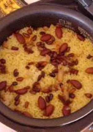 Una foto de Maqluba o "paella árabe" de arroz y berenjena
