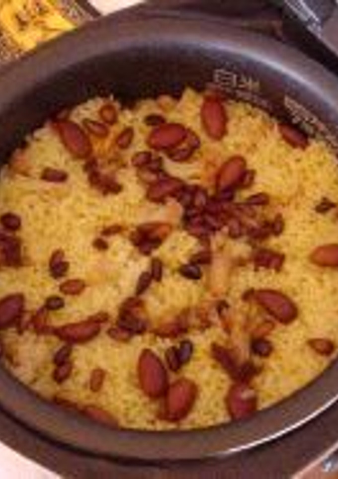 Una foto de Maqluba o "paella árabe" de arroz y berenjena