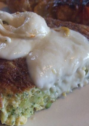 Una foto de Tortilla almendrada de brécol y calabacín