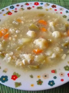 Una foto de Sopa de quinoa con coliflor y un toque de curry