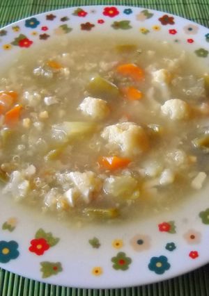 Una foto de Sopa de quinoa con coliflor y un toque de curry