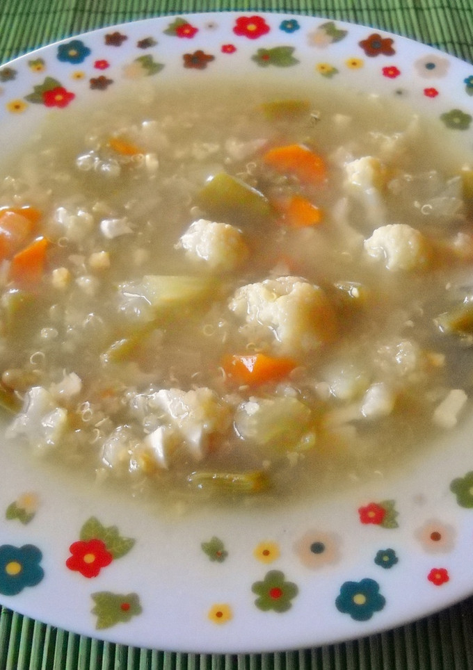 Una foto de Sopa de quinoa con coliflor y un toque de curry