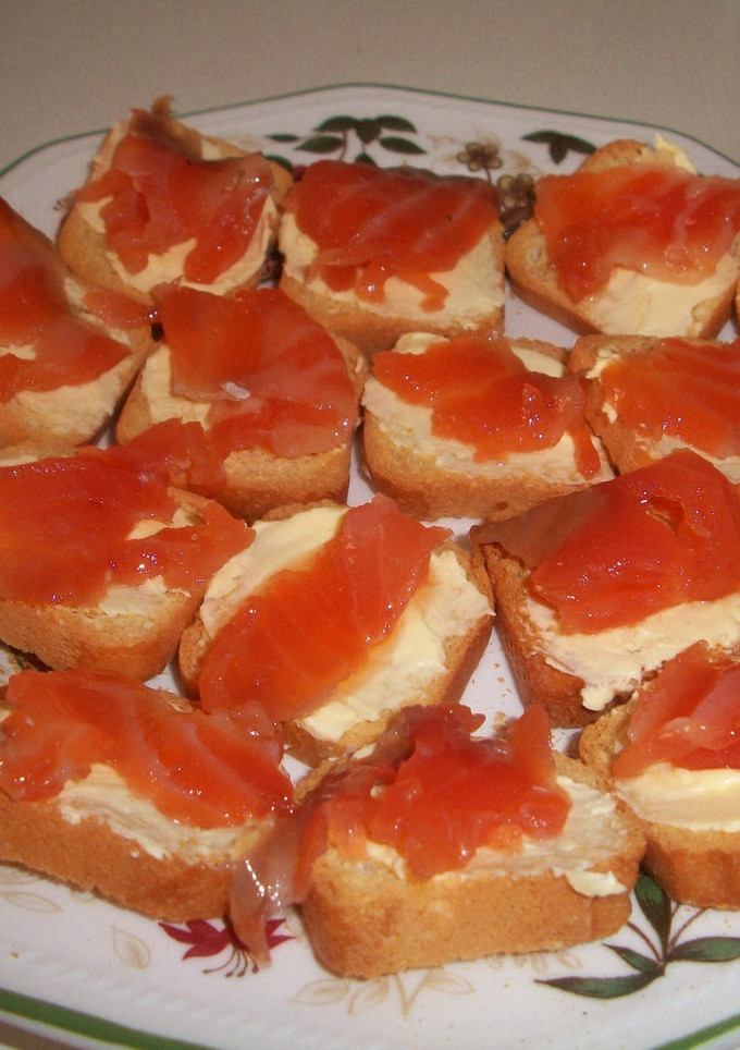 Una foto de Canapés de salmón en aceite de oliva