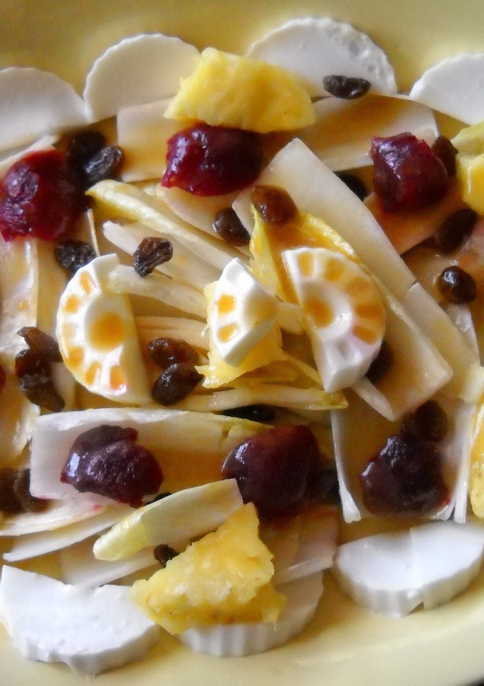 Una foto de Ensalada de endivias con queso fresco y remolacha