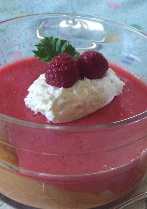 Una foto de Postre de frambuesas y albaricoques