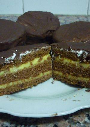 Una foto de Alfajor triple de chocolate con crema de limón