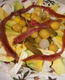 Ensalada de aguacate, anchoas, queso, y encurtidos