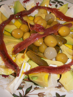 Una foto de Ensalada de aguacate, anchoas, queso, y encurtidos