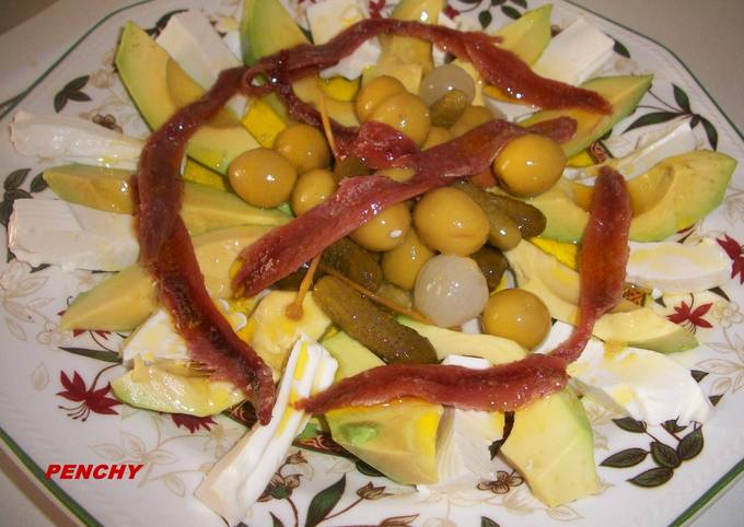 Foto principal de Ensalada de aguacate, anchoas, queso, y encurtidos
