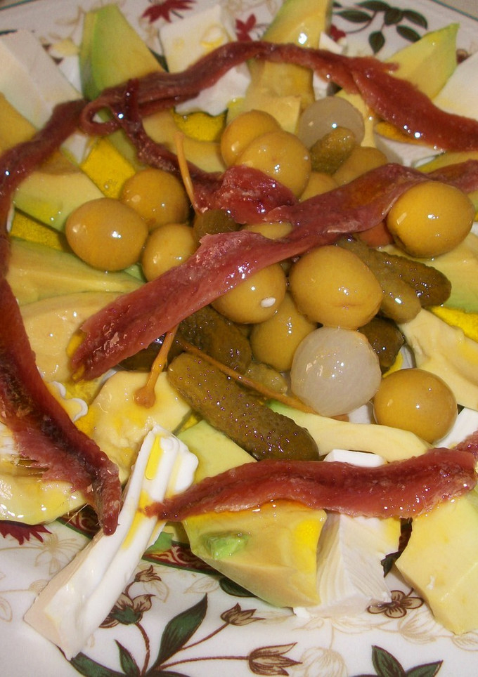 Una foto de Ensalada de aguacate, anchoas, queso, y encurtidos
