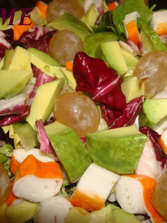 Una foto de Ensalada con aguacate, palitos de mar y uvas