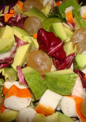 Una foto de Ensalada con aguacate, palitos de mar y uvas