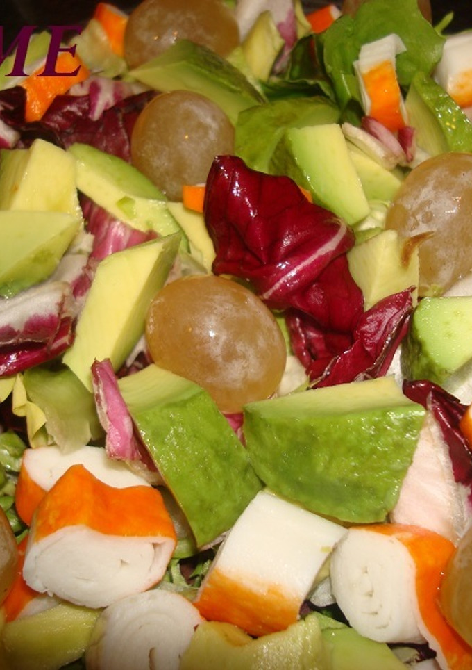 Una foto de Ensalada con aguacate, palitos de mar y uvas