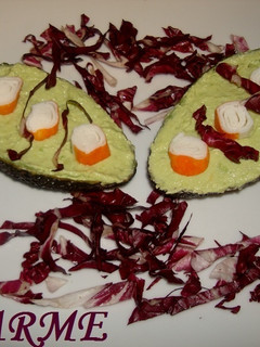 Una foto de Aguacates rellenos de queso y palitos de mar