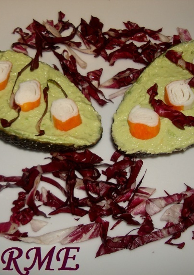 Una foto de Aguacates rellenos de queso y palitos de mar