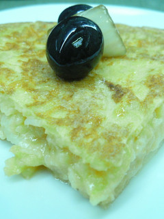 Una foto de Tortilla de patata con berenjena fácil