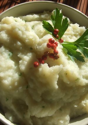 Una foto de Puré mixto de patata y coliflor con cilantro