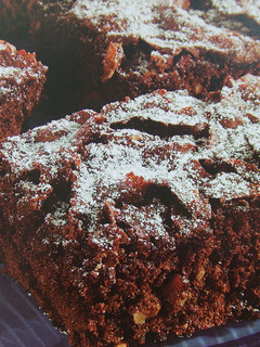 Una foto de Pastel casero de chocolate, coco y jengibre escarchado
