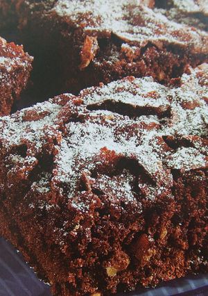 Una foto de Pastel casero de chocolate, coco y jengibre escarchado
