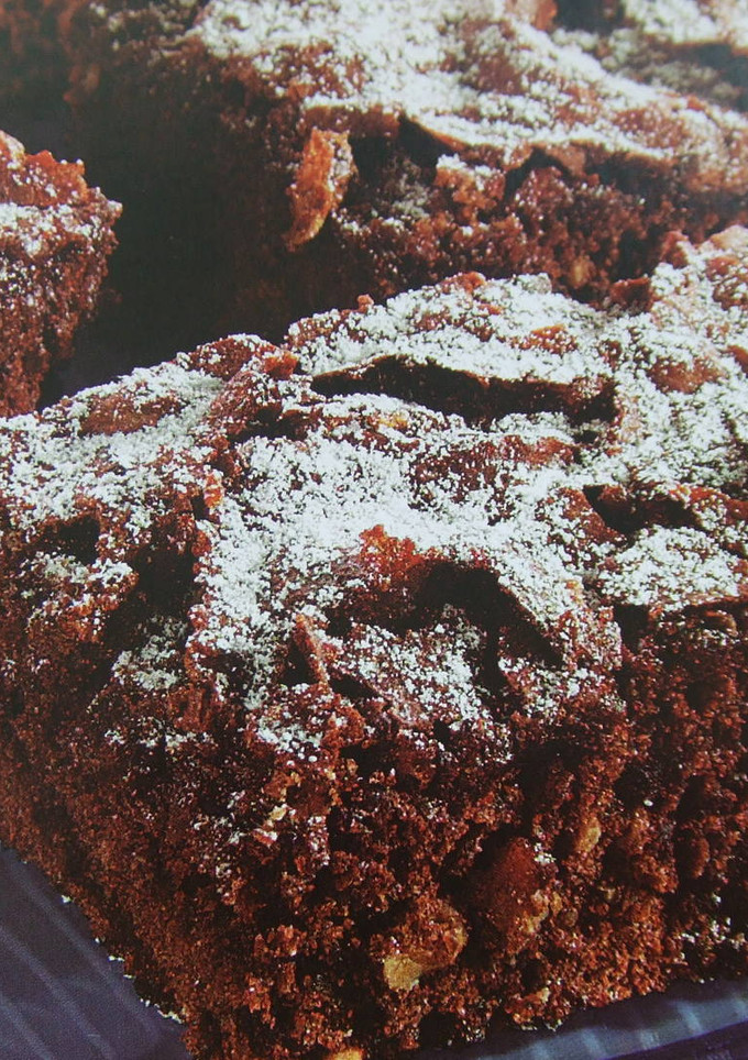 Una foto de Pastel casero de chocolate, coco y jengibre escarchado