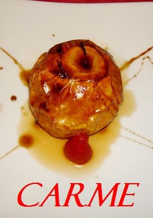 Una foto de Manzanas asadas rellenas de fresas y chocolate