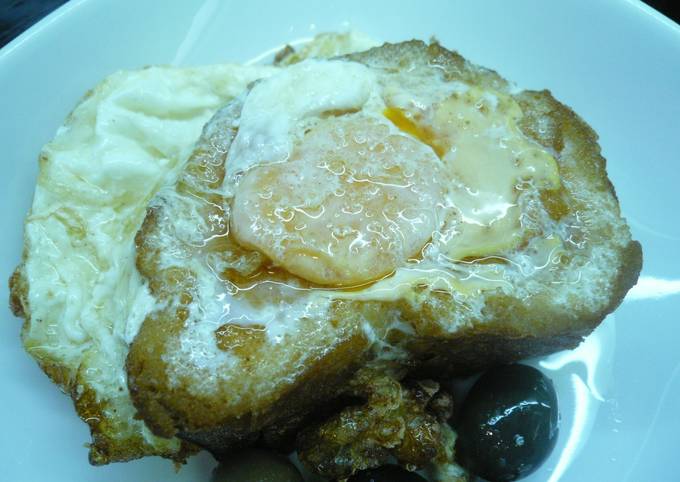 Foto principal de Pan con huevo frito y aceitunas
