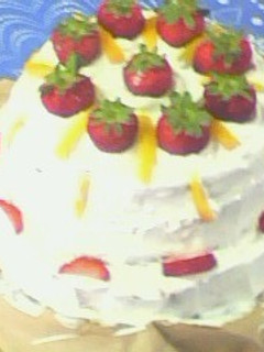 Una foto de Torta fácil de crema y frutillas