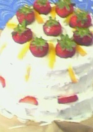 Una foto de Torta fácil de crema y frutillas