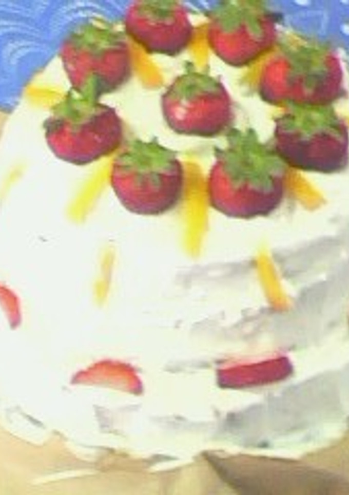 Una foto de Torta fácil de crema y frutillas