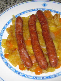Una foto de Salchichas frescas con manzana y cebolla