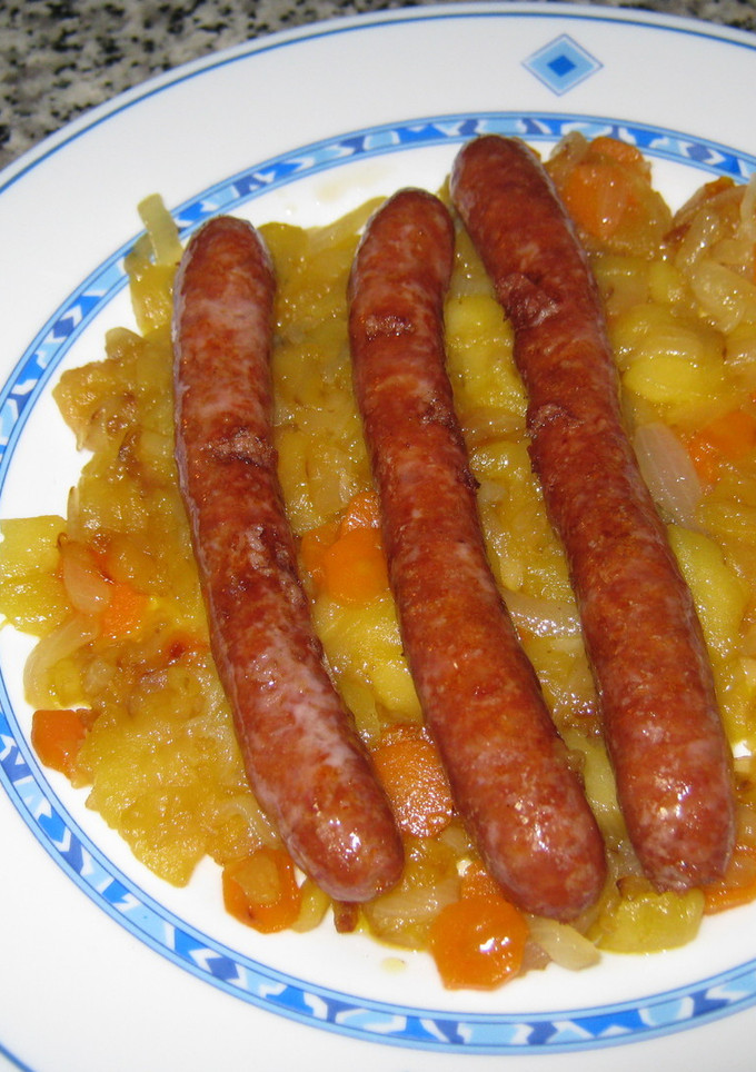 Una foto de Salchichas frescas con manzana y cebolla