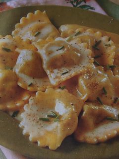Una foto de Pasta rellena con salsa de crema de vodka