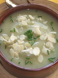 Una foto de Sopa crema de pollo con almendras