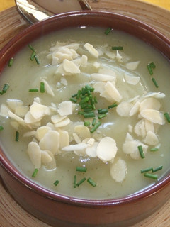 Una foto de Sopa crema de pollo con almendras