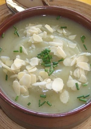Una foto de Sopa crema de pollo con almendras
