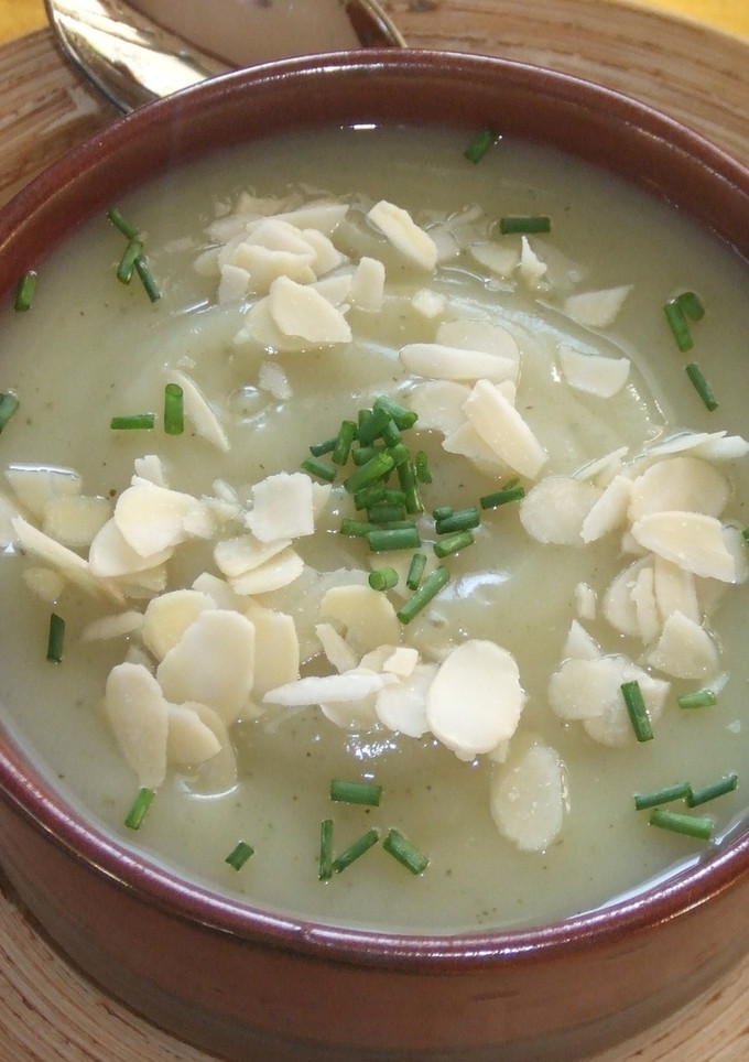 Una foto de Sopa crema de pollo con almendras