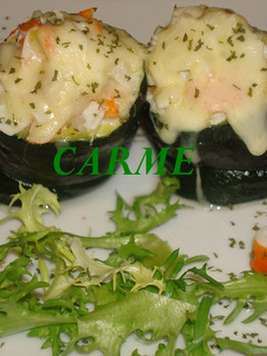 Una foto de Calabacines rellenos de bacalao y palitos de mar