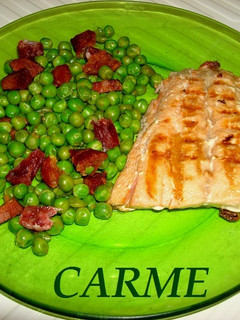 Una foto de Salmón fresco con guisantes estofados