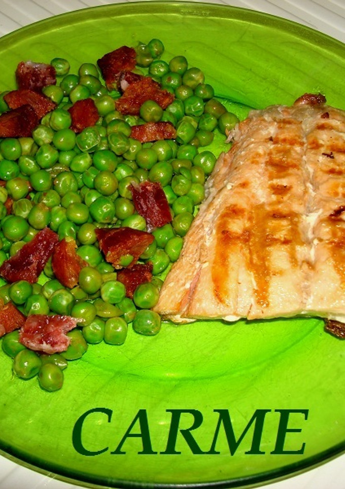 Una foto de Salmón fresco con guisantes estofados