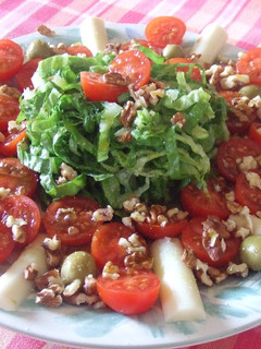 Una foto de Ensalada sencilla de tomate y palmitos con aceite verde