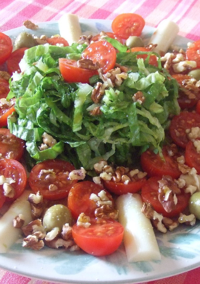 Una foto de Ensalada sencilla de tomate y palmitos con aceite verde