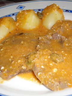 Una foto de Lengua con alcaparras y frutos secos