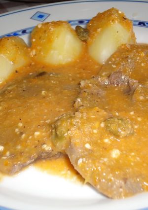 Una foto de Lengua con alcaparras y frutos secos