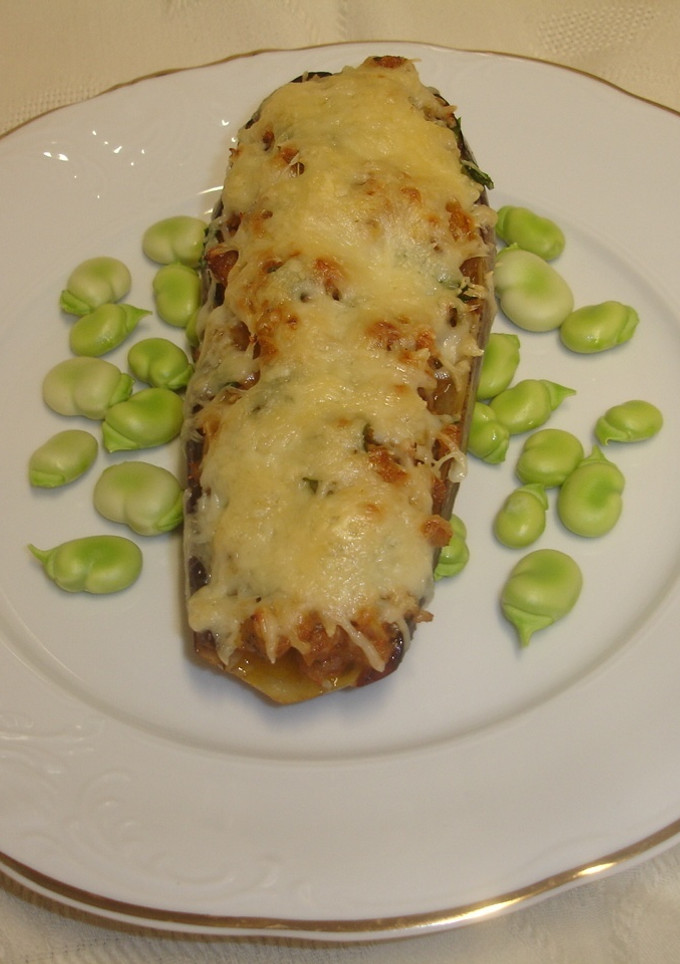 Una foto de Berenjenas rellenas de longaniza y gratinadas