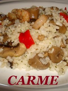 Una foto de Arroz blanco con champiñones y gambas