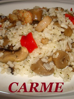 Una foto de Arroz blanco con champiñones y gambas