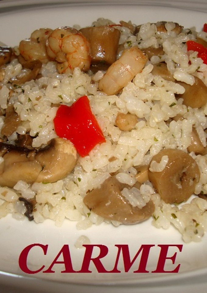 Una foto de Arroz blanco con champiñones y gambas
